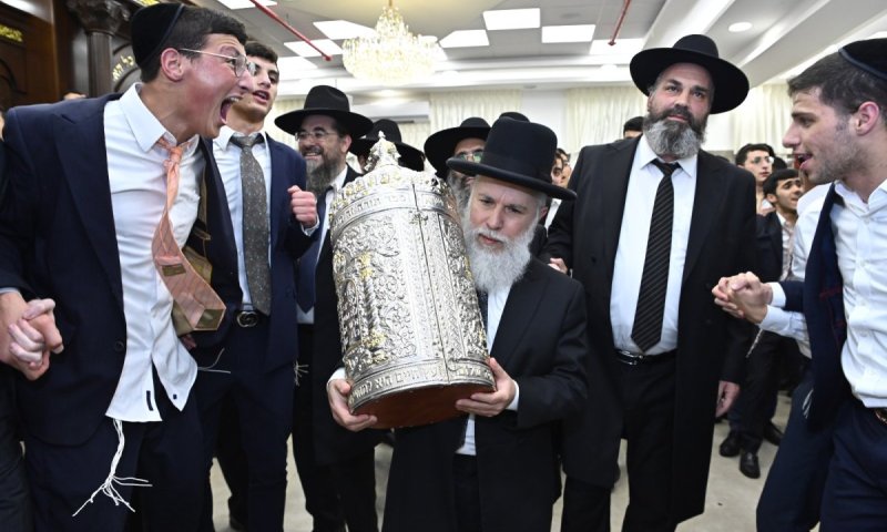 הֲלוֹא כֹה דְבָרִי כָּאֵשׁ: שמחה אדירה ב"אבני נזר" בראשות הגר"ז כהן