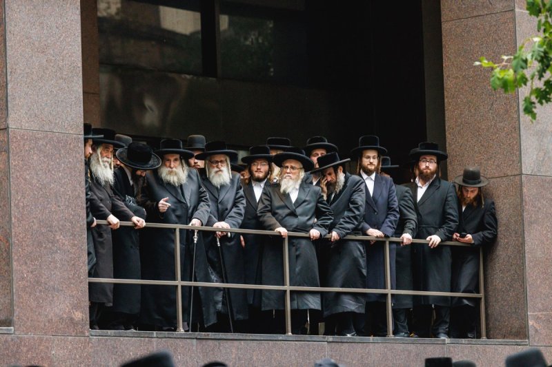 האחים לאנטשעווסקי, אברומי בלום, ד. ה. כרם, אייזיק. י, Clear shot