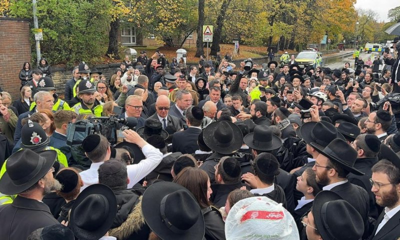 שיעור תנ"ך בגובה 30 אלף רגל: הטיסה המקרית ששינתה את הקשר בין מלך אנגליה ליהדות
