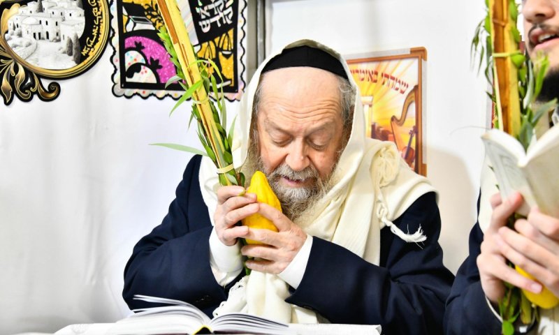 ערב חג הסוכות: שידור חי ממסע הלווית המקובל רבי דוד בצרי זצ"ל