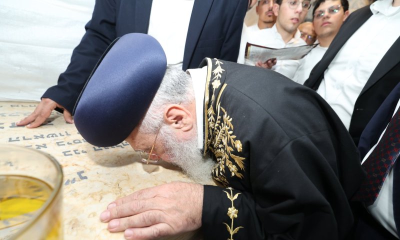 12 שנה ללא מרן: הראש"ל עלה יחד עם ההמונים לציון אביו מרן הראש"ל