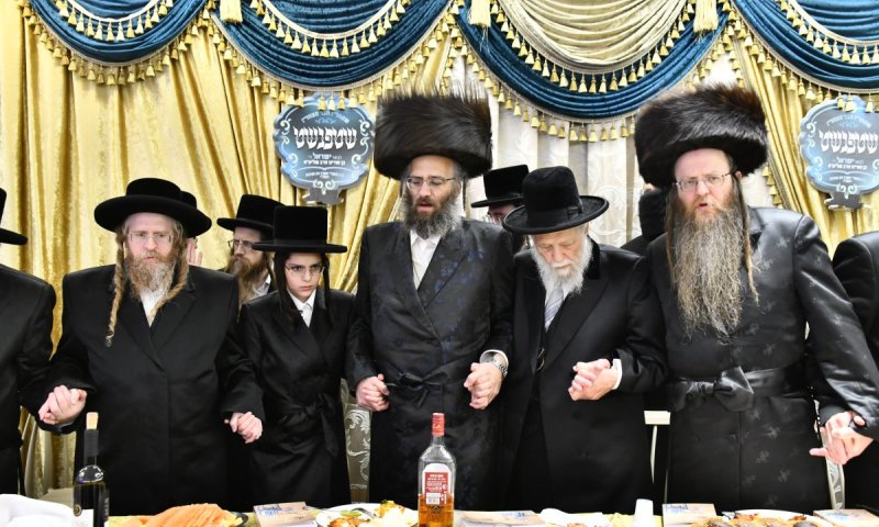 תיעוד: המונים בראשות אדמו"רים נהרו לבר מצווה בשטפנשט