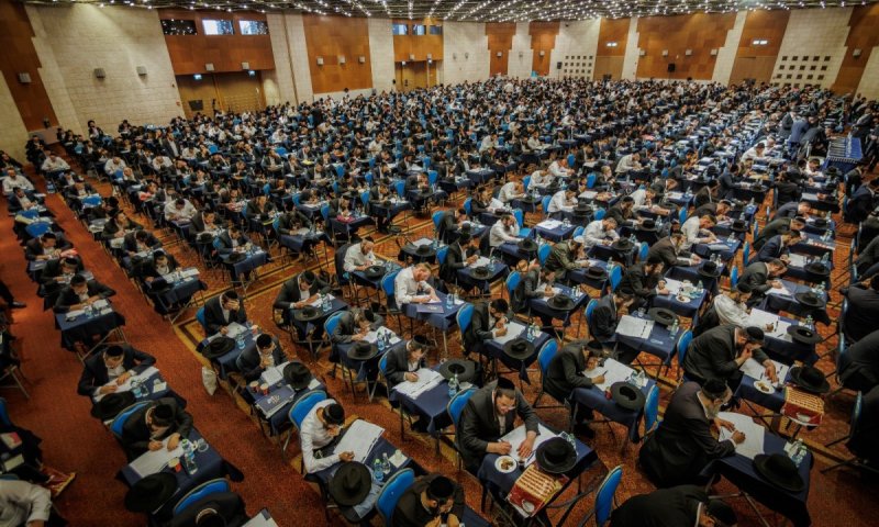 גדולי ישראל סיירו בדממה: אלפי נבחנים של 'דרשו' באולם אחד