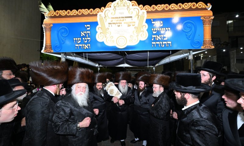 בשורת מעמדים: ספר התורה הוכנס לביהמ"ד הגדול נדבורנה