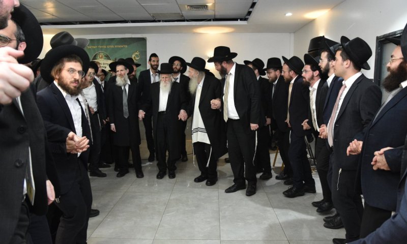 דעת שמואל: רבי עזריאל רקד עם האברכים במודיעין עילית