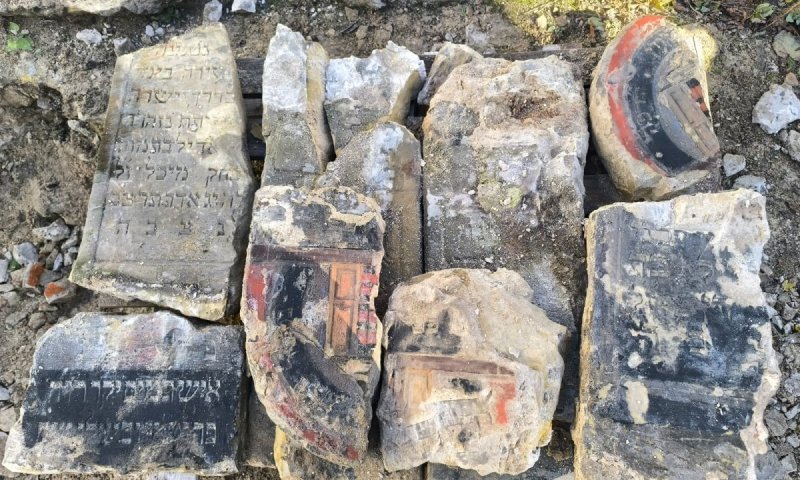 בפולין נחשפו יותר מ־200 מצבות יהודיות מתחת לחניון העירייה ביאנוב־לובלסקי