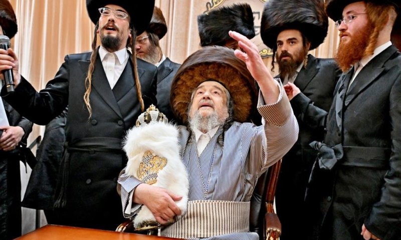 תיעוד: ספר התורה הוכנס למעונו של פאר הדור הגרי"מ שכטר