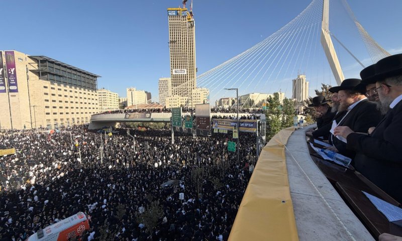 בשיא ההפגנה: הגרש"ב סורוצקין דיבר עם הבחור העצור מהכלא