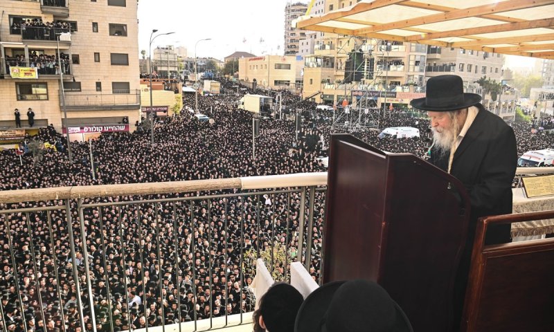 חפשו את ה'גדול' שלכם בעצרת: שוקי לרר בתיעוד ענק מכל המרפסות