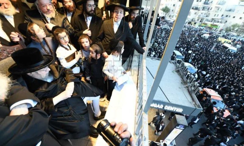 הכנסת אורחים והמרפסת של הנכד: חסידות בעלזא בעצרת המיליון