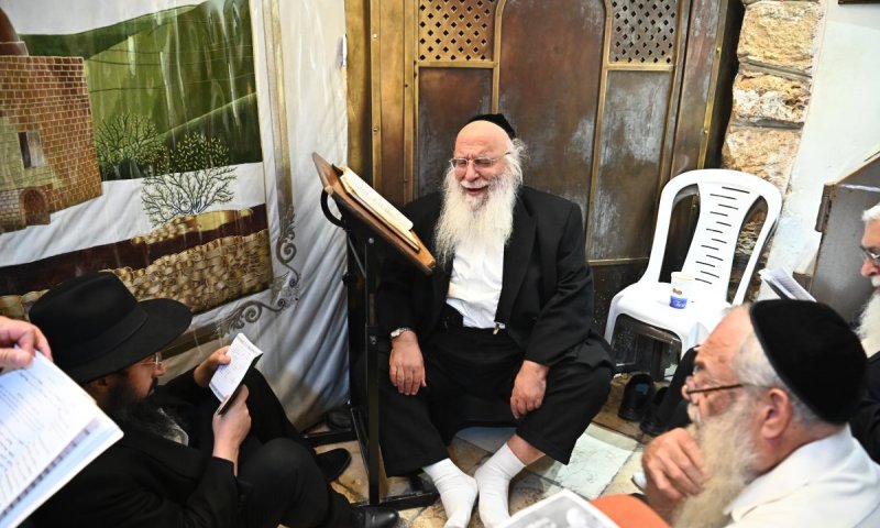 המקובל שם אפר על ראשו והתפלל אצל רחל אמנו על ביטול גזירת הגיוס