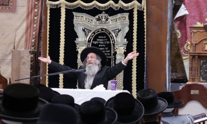 באמצע התפילה על הרבי ממאה שערים הגיע טלפון מבית החולים