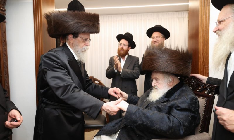תיעוד מהקודש פנימה: כשהאדמו"ר מבאיאן רקד עם פוסק הדור