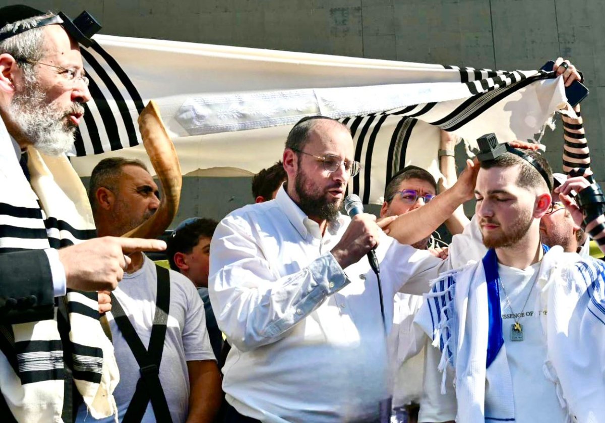 באדיבות המצלם