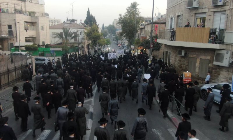 צפו בפלישה לכביש 1: העדה הוציאה כמה כוללים לתהלוכת מחאה