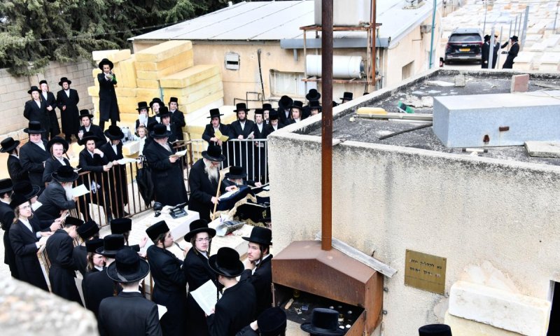 תמונות נדירות: הרבי מטשערנוביל בתפילה בציון אביו רבי משולם זוסיא זצ"ל
