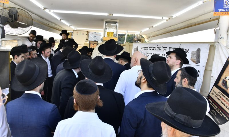 24 שנים ללא מרן הרב שך: צפו בתיעוד מהעלייה לאוהל ציונו בבני ברק