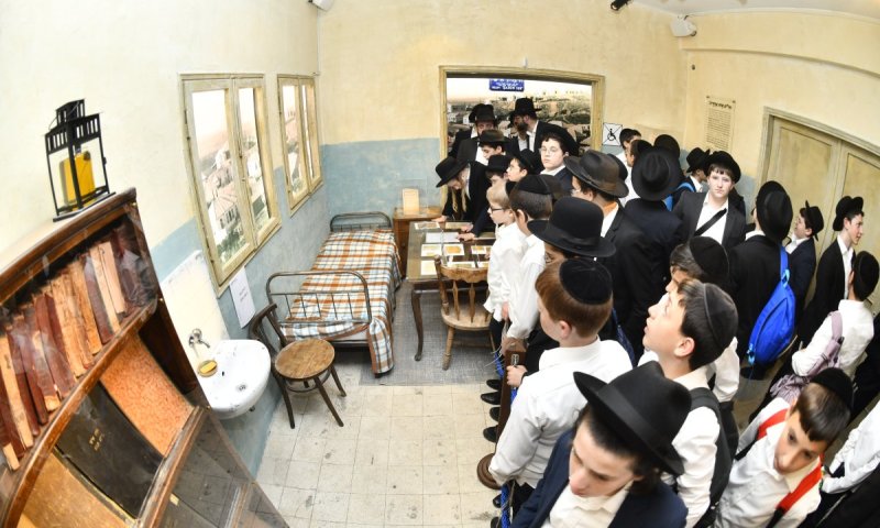 הילדים מכרמיאל הופתעו: סיור בבית של החזו"א וברכה אצל גדולי הדור