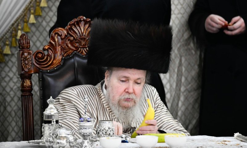 אכילת בננות ונישק הסידור: כך נראה 'מיטאג טיש' אצל ר' דוד'ל מלעלוב