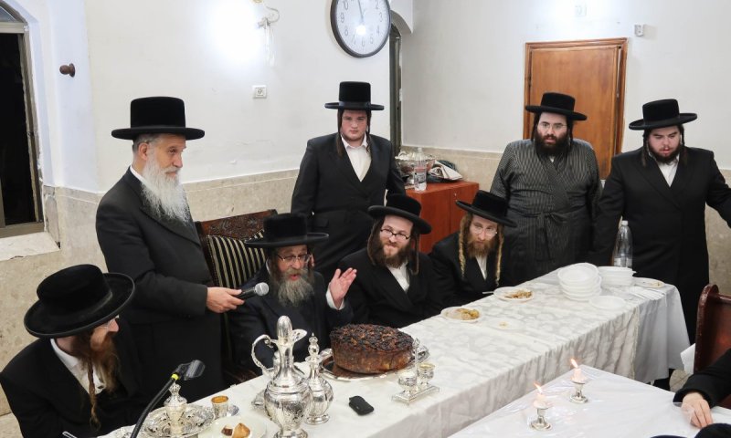 הרבי החדש מקרעטשניף סיגעט חגג את 'יום ההצלה' לסבו ואביו