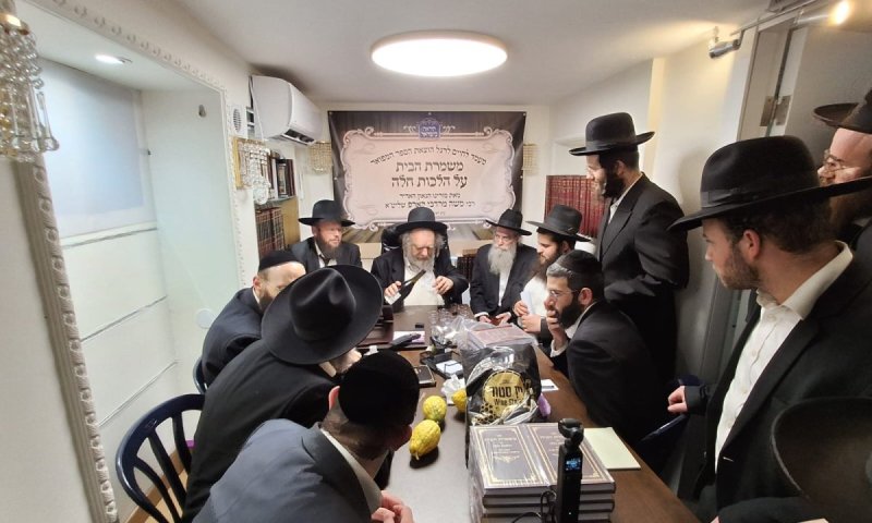 הפוסק פרץ בבכי במהלך 'לחיים' לרגל הוצאת הספר השישים