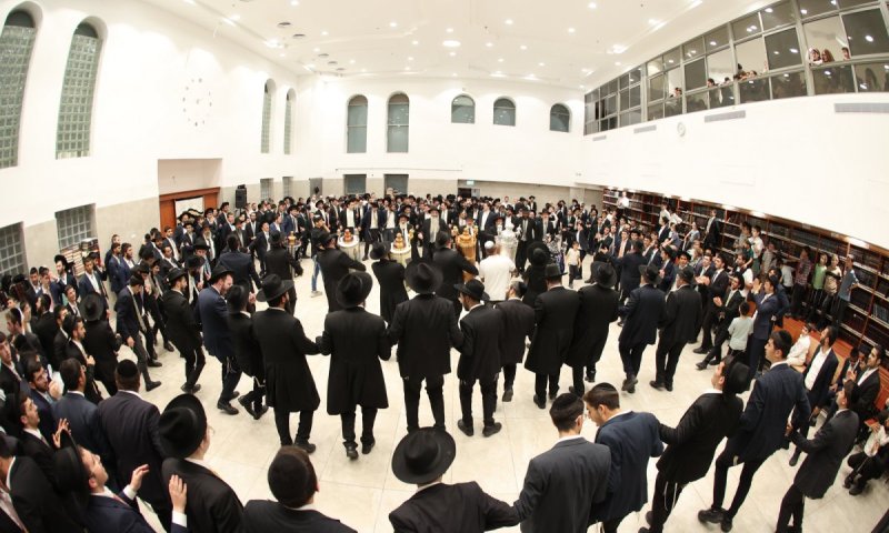 בישיבת אוהל תורה חגגו עם ספר תורה חדש שהוכנס להיכל הישיבה 