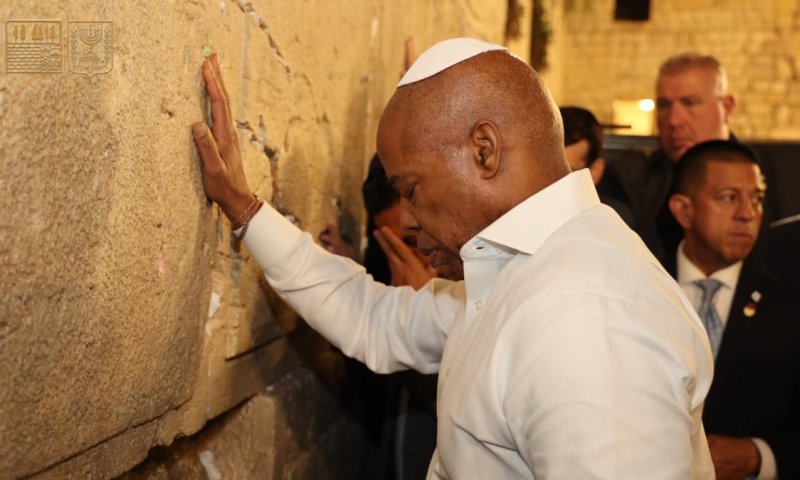 "קודם כל אח שלכם": עם סיום כהונתו, אריק אדמס בוידוי מרגש ברחבת הכותל