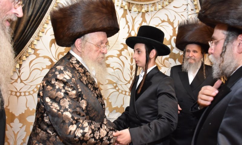 הבנש"ק משאץ התברמ"צ - האדמו"רים נהרו לאחל מזל טוב