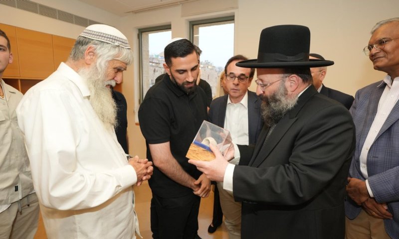 שורד השבי שגב כלפון ביקר בכותל וקיבל מתנה עתיקה והיסטורית