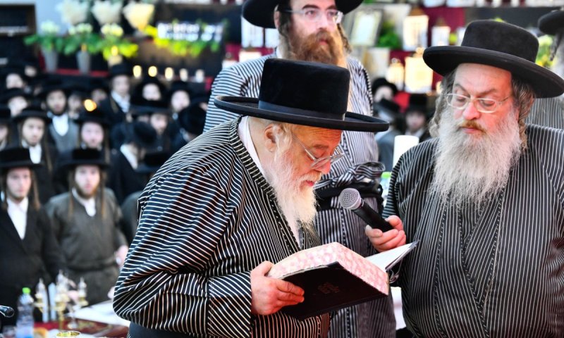 הבחורים של תולדות אהרן באלעד מהישיבה של הרבי סיימו מסכתות 