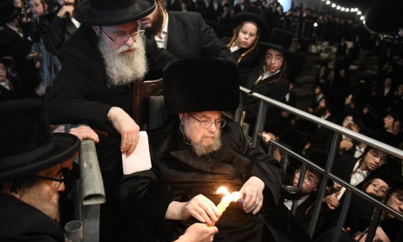 תיעוד מטבריה: הרבי מבעלזא הגיע לציון אביו ונכנס ברמפה מיוחדת