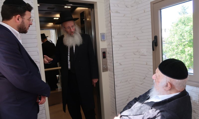 לאחר הכרעת הפוסק: ראש הישיבה קבע מזוזה במעלית החדשה בביתו