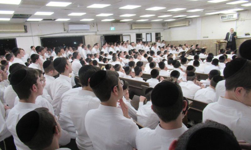 למרות הפסק: ראש ישיבת פוניבז' בשיעור כללי לתלמידי הישיבה