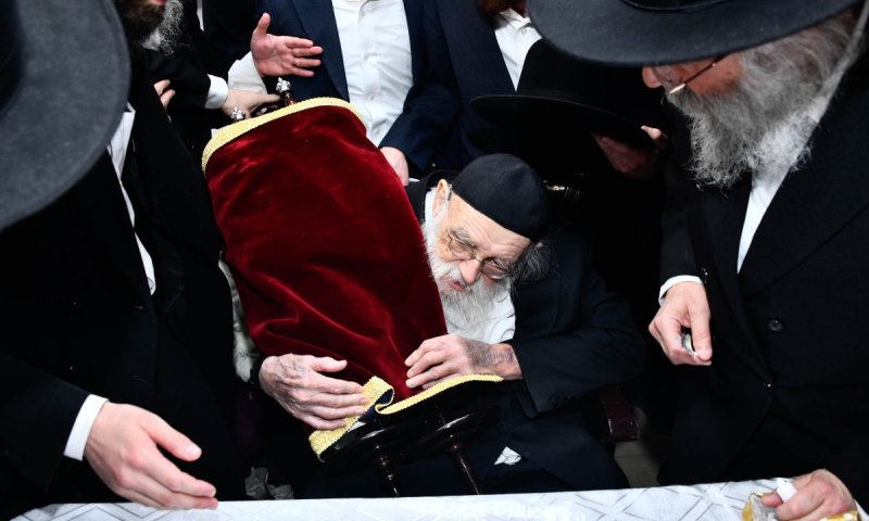 נשמר בסוד: הגאון הישיש הכניס ספר תורה לבית המדרש הגדול 