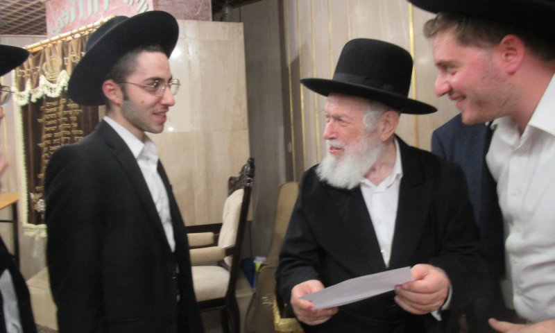 הבחור הבריא באורח פלא, והגיע להתברך מעמוד ההוראה