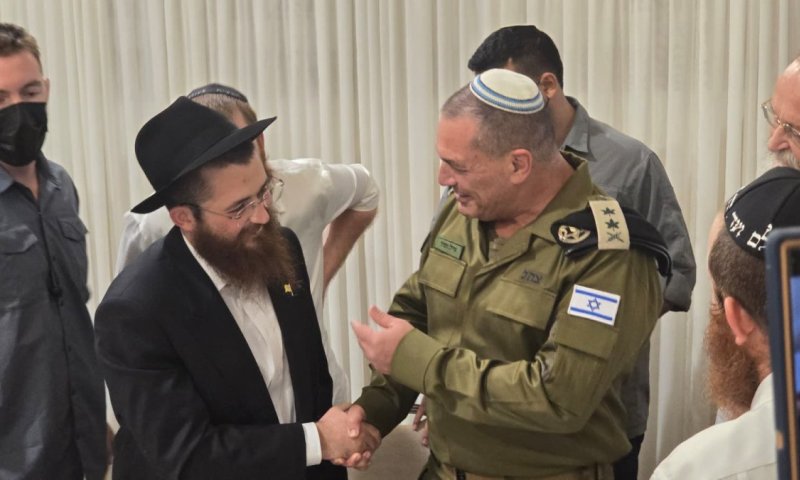 הרמטכ"ל הגיע לחתונת התינוק החרדי שהציל בפיגוע לפני 22 שנה