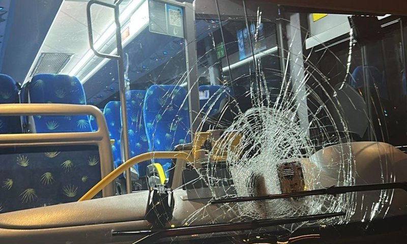 בעיר החרדית: קטינים עקרו מצלמות, תקפו שוטרים ויידו אבנים על אוטובוס