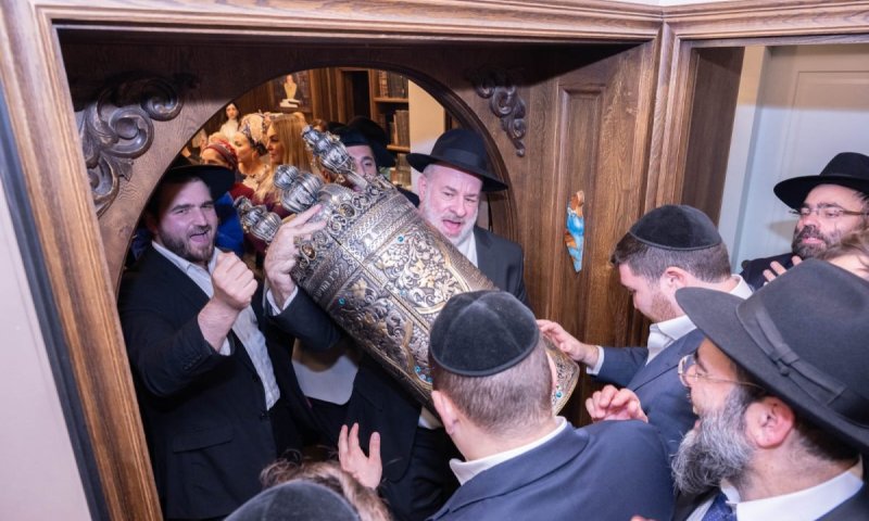 חגיגה גדולה בבית וגן: ספר התורה הוכנס לבית הראשון לציון&nbsp;זצוק"ל&nbsp; 