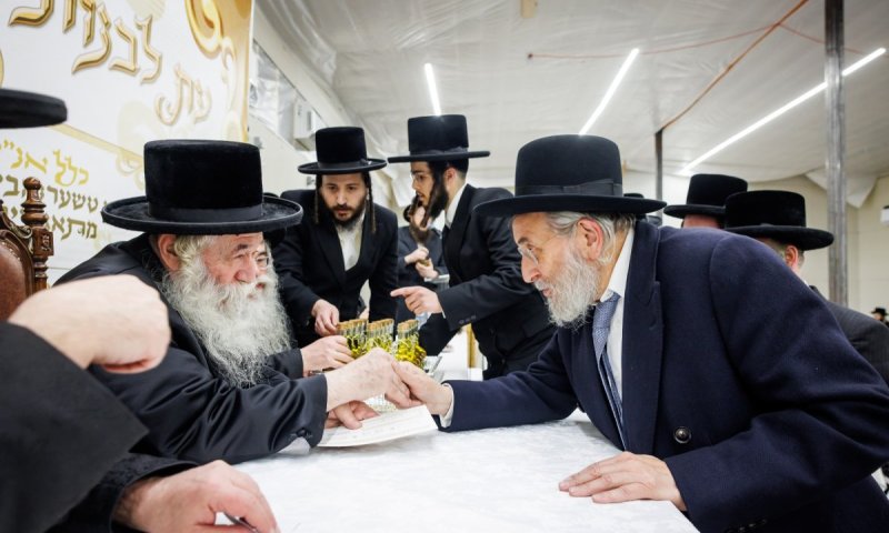 דינר לטובת המשך בניין ביהמ"ד הגדול: הרבי מטשערנאביל חילק שמן לנדיבים