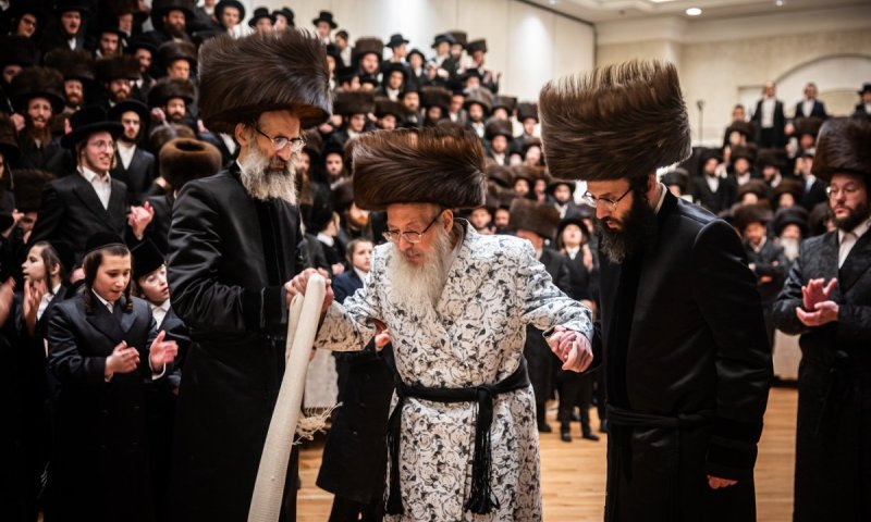 צפו בתיעוד: למרות חולשתו הרבי השתתף בחתונת נכדו בבורו פארק