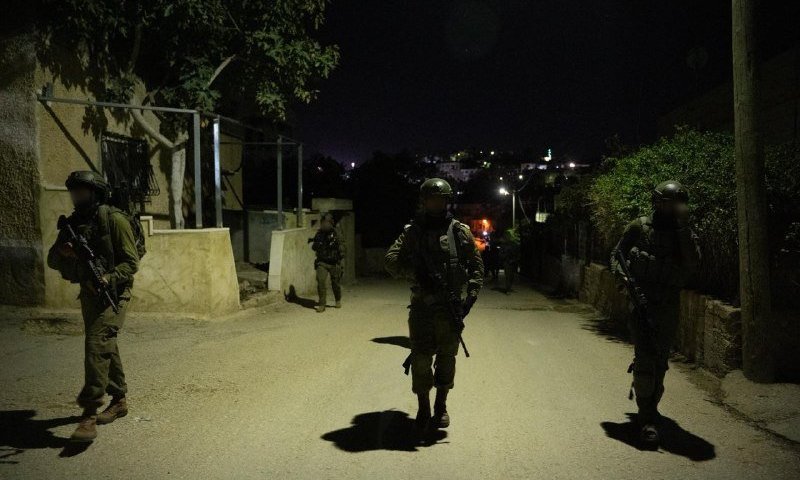 תכננו טבח? מחבלים נעצרו עם סכינים וגרזן בכניסה ליישוב