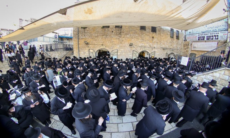 'ועדת החמישה' במירון מבהירה: החדרים יהפכו לאולמות תפילה
