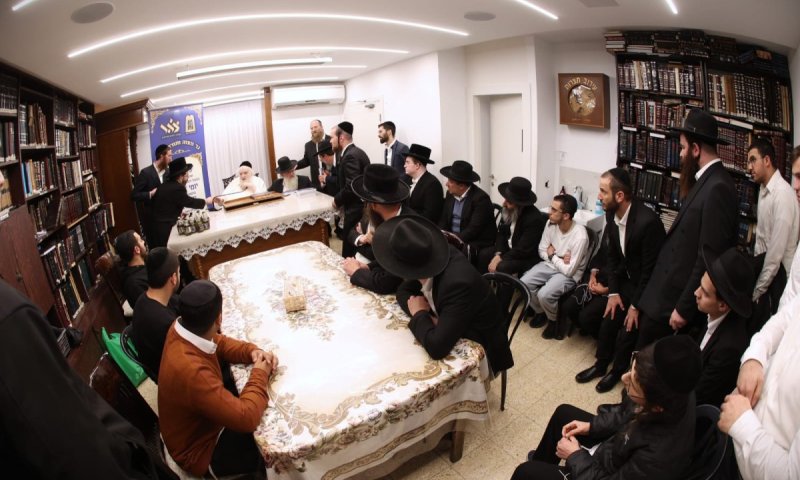 מעמד הכנה לחנוכה: תלמידי ארגון הקירוב "צהר" בבית פוסק הדור