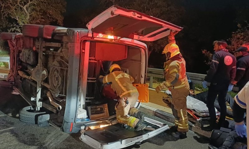 תאונה עצמית: שבעה פצועים חולצו ממיניבוס שאיבד שליטה | צפו