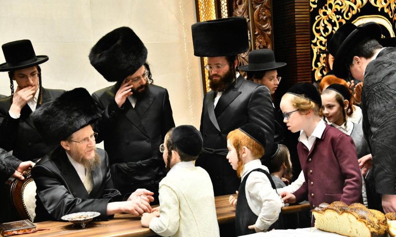 הרבי מארה"ב שבת בבית מדרשו בבני ברק וחילק מטבעות לילדים