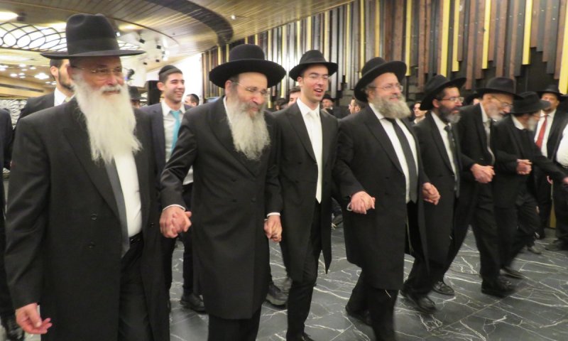 שמחה גדולה: המשגיח רבי בנימין פינקל חיתן את נכדתו הראשונה