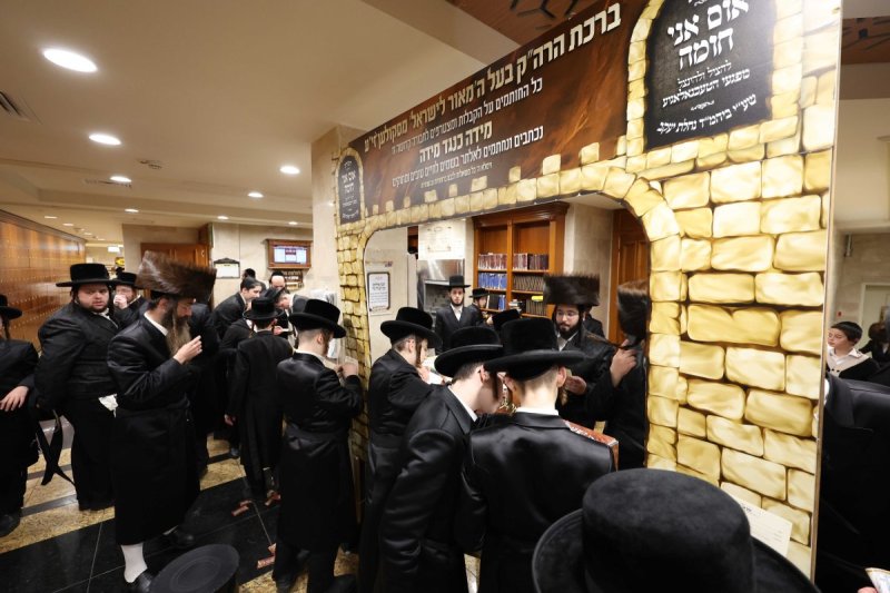 משה גולדשטיין, א. איזנבאך וארי קופרשטוק.
