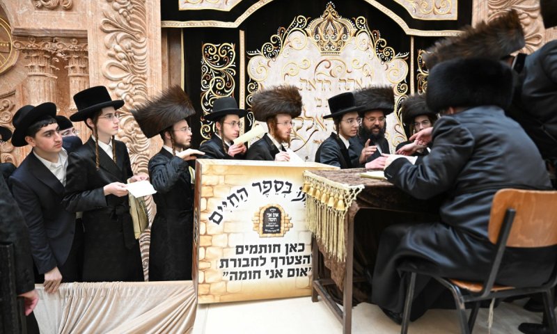רבבות בכינוס של ר' צבי מאיר: עד 4:00 לפנות בוקר חתמו על 'קבלות'