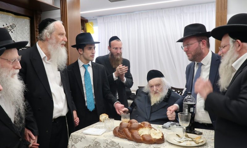 תיעוד: פוסק הדור ערך שבע ברכות במעונו לרגל שמחת נישואי הנינה