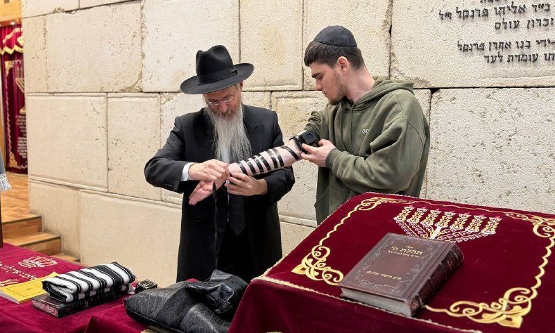 מן המיצר אל המרחב: הניצול מעזה בהנחת תפילין על ידי הרב הראשי 